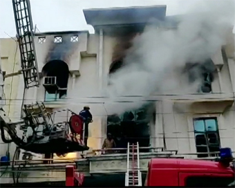 1 killed in fire at printing press in Delhi