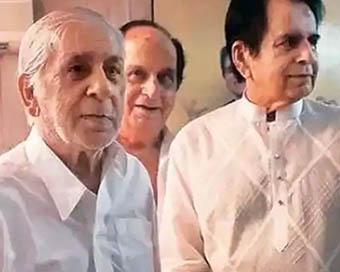 Dilip Kumar with brother Aslam Khan (file photo)