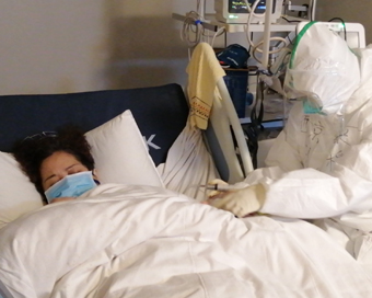 WUHAN, Jan. 31, 2020 (Xinhua) -- A member of a military medical team treats a patient diagnosed with novel coronavirus (2019-nCoV) pneumonia in Wuhan, central China