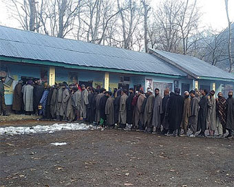 Voters queue up despite severe cold 