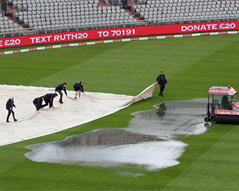 Rain forces play to be called off for the day