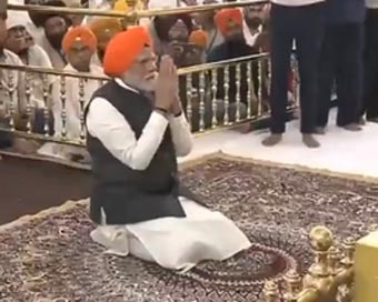 PM Modi serves langar at historic Patna Sahib Gurudwara