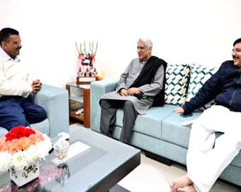 Lyricst Javed Akhtar with Arvind Kejriwal and Sanjay Singh