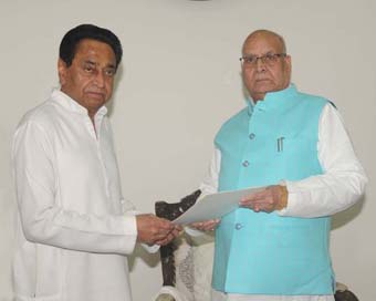 MP CM Kamal Nath submitting his resignation to MP Governor Lalji Tandon