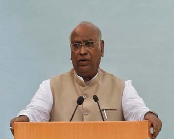 Kharge targets Centre, demands JPC probe on Adani
