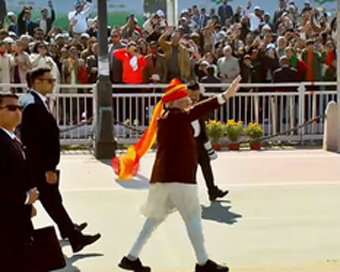 PM Modi breaks protocol, walks down Kartavya Path to greet people