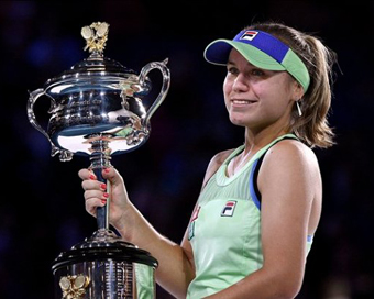 Sofia Kenin with the trophy