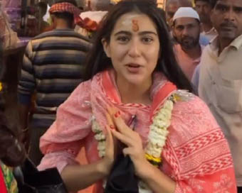 Sara Ali Khan at Kashi Vishwanath temple