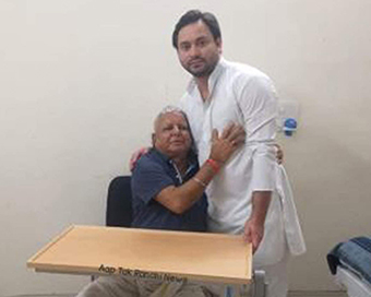 Tejwasi Yadav with father lalu Prasad Yadav (file pic)